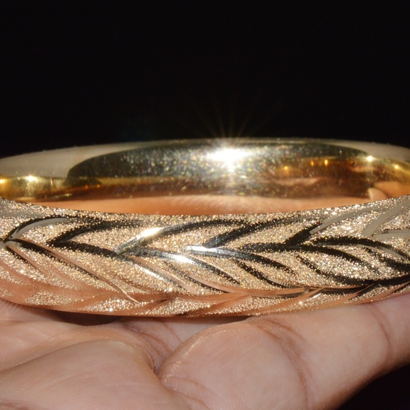 GORGEOUS 14K SOLID GOLD ENGRAVED LEAVES STACKING BANGLE BRACELET - Picture 9 of 14